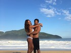 Sabrina Sato e Duda Nagle posam abraçadinhos na praia