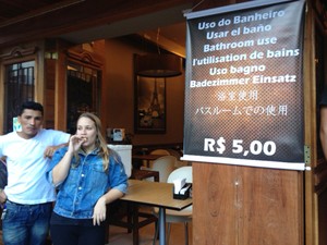 Restaurante cobra R$ 5 para quem quiser ir ao banheiro (Foto: Roberta Saad / G1)