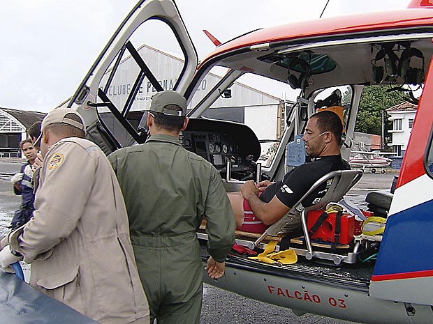 Socorro a salva-vidas em Ipojuca (Foto: Reprodução / TV Globo)