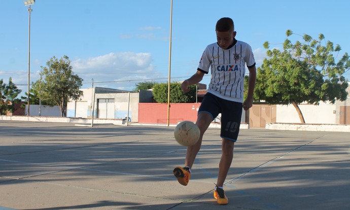 Jovem petrolinense é aprovado em teste para jogar na base do Corinthians