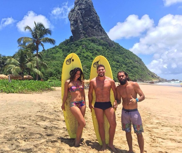 Carol Castro tem dia de surfe com amigos (Foto: Instagram / Reprodução)