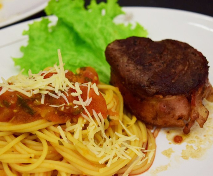 Jogo de Panelas 20 - Macarrão ao Molho Vermelho com Filé Mignon