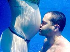 Bella Falconi ganha beijinho subaquático na barriga
