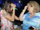 Debbie Rowe aprende passinho sertanejo com Alinne Rosa em Show