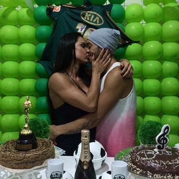 Gracyanne Barbosa faz festa para Belo (Foto: Instagram/ Reprodução)