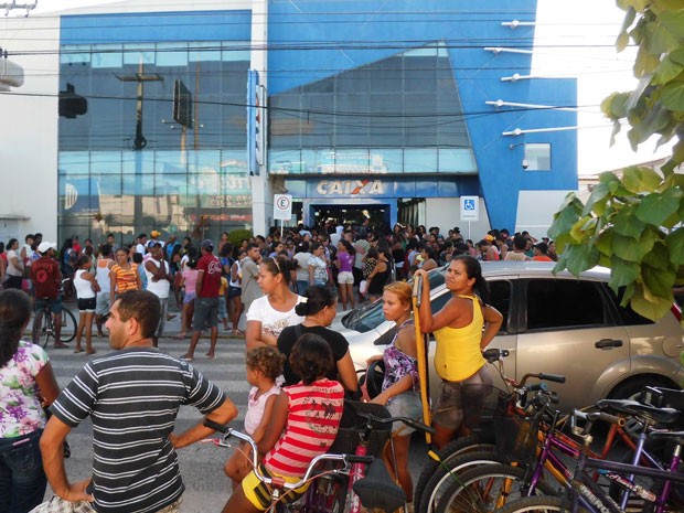 Agência da Caixa Econômica em Parnamirim ficou lotada neste domingo (19) (Foto: Arthur Barbalho/G1)