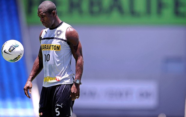 Seedorf no treino do Botafigo (Foto: Fernando Soutello / Agif)