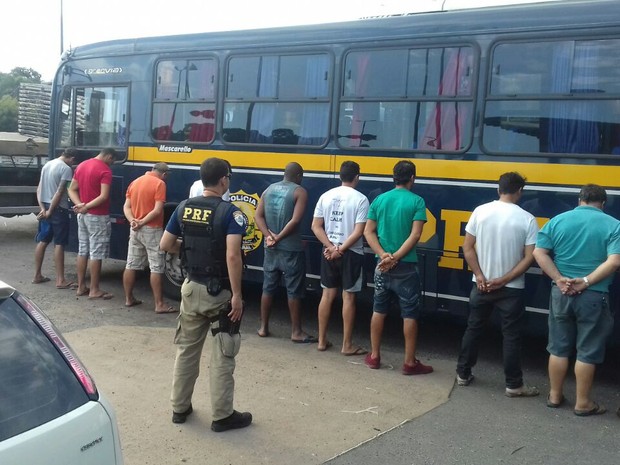 Quatorze homens foram presos em flagrante (Foto: Divulgação / PRF)