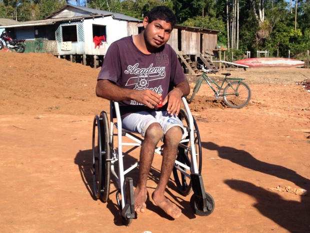 Jovem recebeu cadeira de rodas (Foto: Genival Moura/G1)