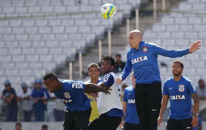 Com dores na coxa, Emerson não treina na Arena e está fora do jogo.