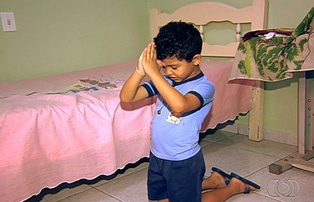 Garoto que foi atropelado e saiu ileso agradece: 'Graças a Deus, eu vivi' em Anápolis, Goiás (Foto: Reprodução/TV Anhanguera)