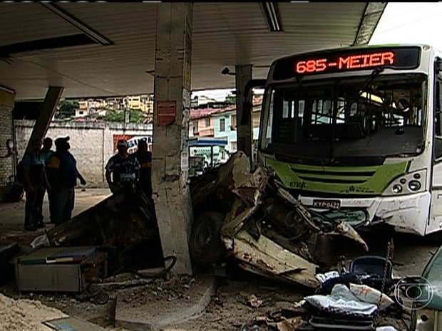ônibus atropela rio (Foto: Reprodução/TV Globo)