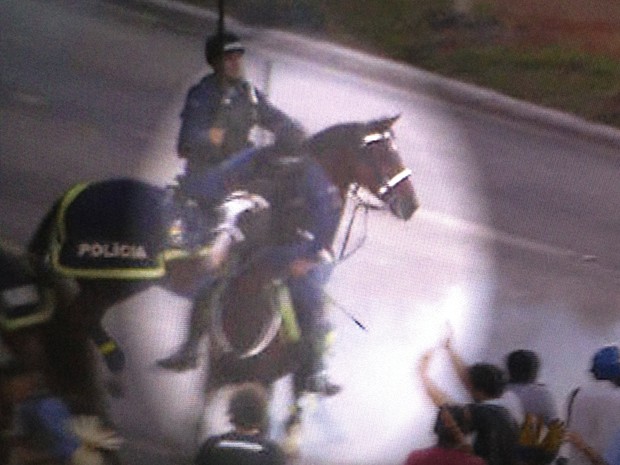 Imagem capta momento em que flecha atirada por indígena atinge perna de policial durante protesto em Brasília (Foto: Reprodução/TV Globo)
