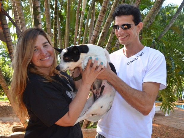 Homem que salvou cadela agredida entrega animal para nova família (Foto: Fernanda Zanetti/G1)