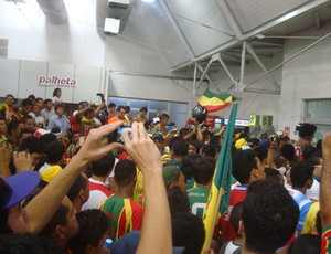 Torcida do Sampaio 'invadiu' aeroporto em São Luís-MA (Foto: Afonso Diniz/Globoesporte.com)