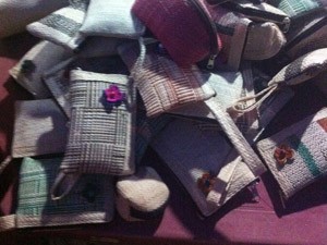 Bolsas feitas de palha de buriti são vendidas a R$ 5 (Foto: Clarissa Carramilo/G1)