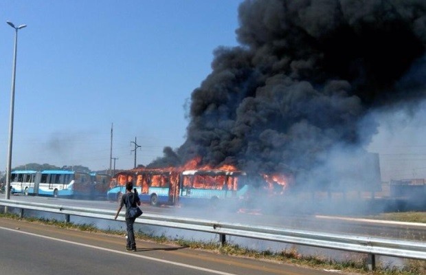 Ônibus do Eixo Anhanguera foi incendiado durante protesto, em Goiânia (Foto: Diomício Gomes/O Popular)