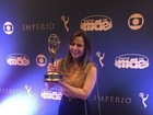 Viviane Araújo posa com a estatueta do Emmy e comemora