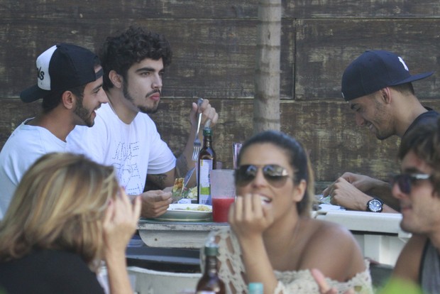 Caio Castro almoça com amigos (Foto: Dilson Silva / AgNews)