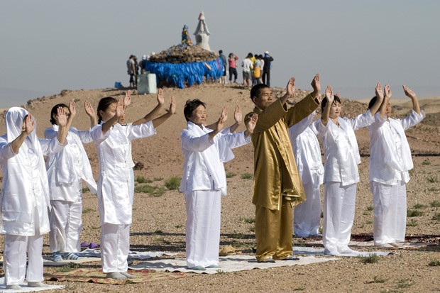 Seguidores da prática Reiki aproveitam sua passagem por Shambala para realizar rituais. (Foto: © Haroldo Castro/Época) Seguidores da prática Reiki aproveitam sua passagem por Shambala para realizar rituais. (Foto: © Haroldo Castro/Época)