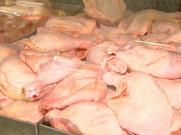 Preço da carne de frango cai até 20% nos supermercados de São Carlos (Foto: Reginaldo dos Santos/EPTV)