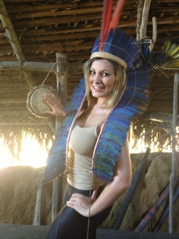 Andressa Urach tem rosto pintado por tribo indígena (Foto: Divulgação / CO Assesoria)