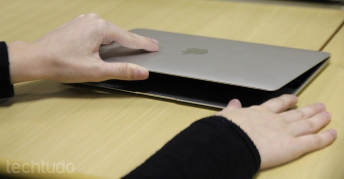O Novo Macbook perdeu a capacidade de ser aberto com uma mão só (Foto: Carol Danelli/TechTudo) O Novo Macbook perdeu a capacidade de ser aberto com uma mão só (Foto: Carol Danelli/TechTudo)