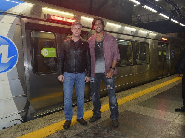 Victor e Leo em metrô no Rio (Foto: André Muzell/ Ag. News)