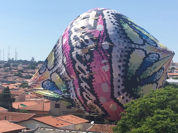 Balão caiu sobre casas no Jardim dos Oliveiras, em Campinas (Foto: Tatiane Piacente Tomaz)