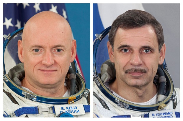  Foto mostra o astronauta americano Scott Kelly (esq.) e o cosmonauta russo Mikhail Kornienko: eles passarão um ano no espaço (Foto: AP Photo/Gagarin Cosmonaut Training Center via NASA)