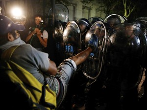 Próximo da Casa Rosada houve confronto entre manifestantes e policiais na Argentina (Foto: Marcos Brindicci/Reuters) Próximo da Casa Rosada houve confronto entre manifestantes e policiais na Argentina (Foto: Marcos Brindicci/Reuters)