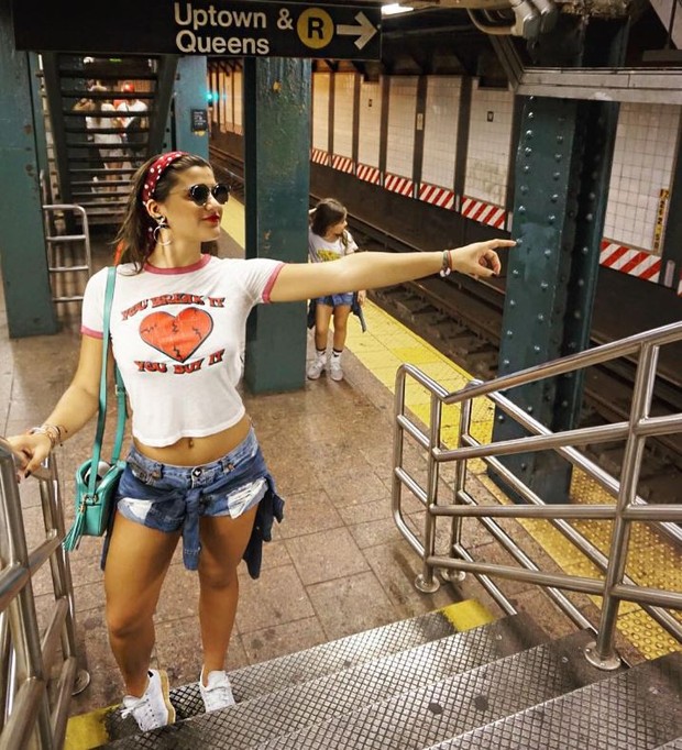 Giulia Costa posando no metrô de Nova York (Foto: Reprodução/Instagram)