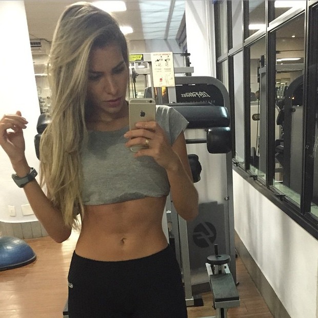 Ex-BBB Adriana exibe barriga sarada (Foto: Instagram/ Reprodução)