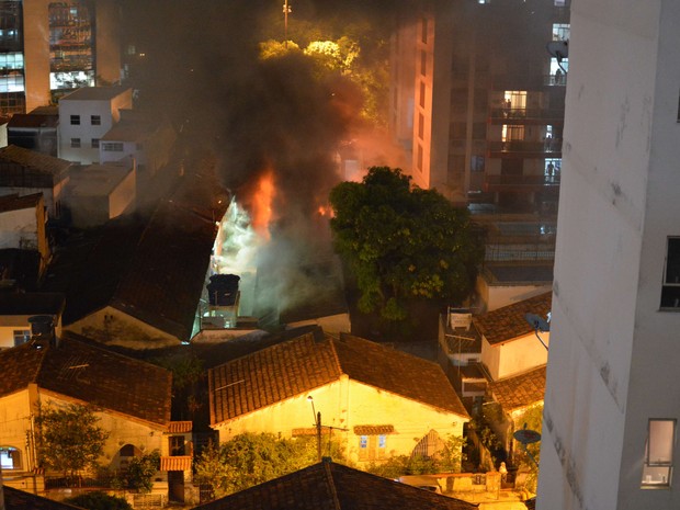 Polícia investiga causas do incêndio (Foto: Rodrigo Padula de Oliveira / VC no G1)