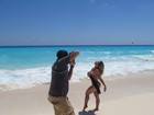 Ana Paula Minerato posa sensual para ensaio nas areias de Cancun