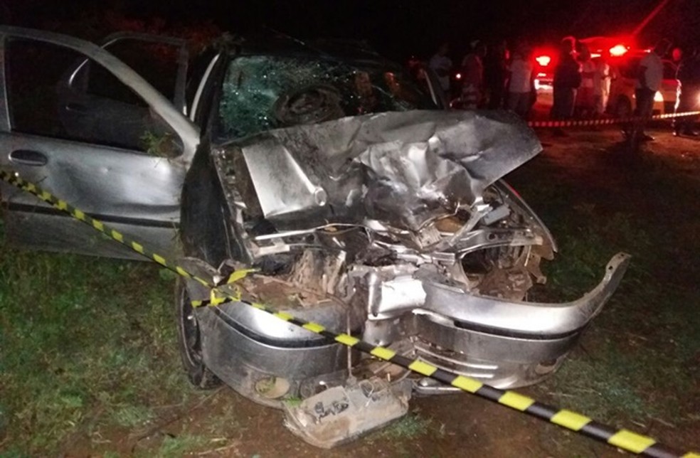 Com a batida, carro ficou com a frente destruída (Foto: Divulgação/PM)