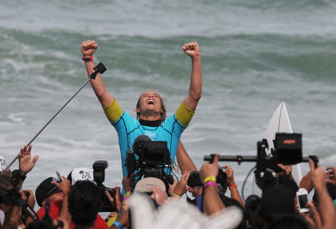 Courtney Conlogue comemora título do Rio Pro surfe (Foto: André Durão)