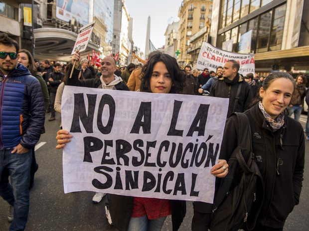 Jornalistas protestam nesta quarta-feira (8) em Buenos Aires contra demissões e por salário melhor (Foto: EITAN ABRAMOVICH / AFP)