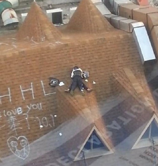 Casal foi filmado supostamente fazendo sexo no telhado de um edifício em Wenzhou (Foto: Reprodução/Weibo)