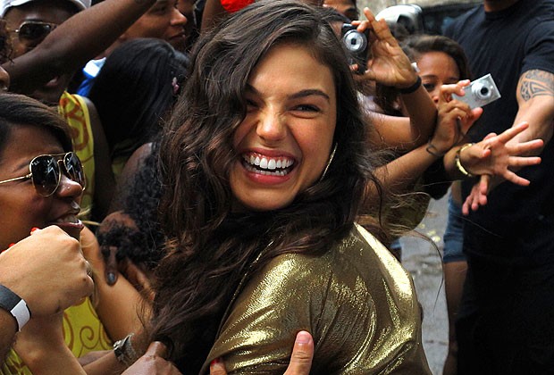 A cantora Sereia e seu roupão dourado no momento de consagração do público (Foto: Divulgação/TV Globo)