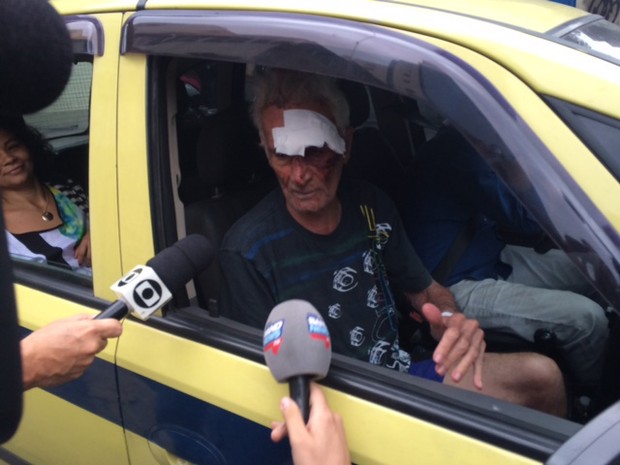 Manoel deixou hospital Souza Aguiar no final da tarde desta segunda-feira (19) (Foto: Cristina Boeckel/G1)