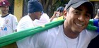 J. Henrique erra bandeira: 'Achei que era do país' (Reprodução / Facebook Oficial)