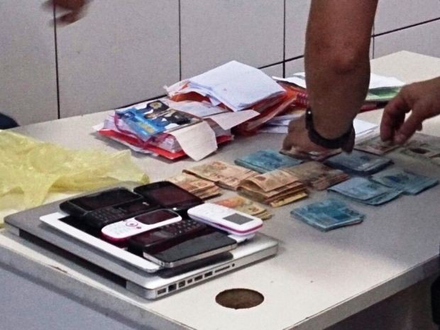 Polícia apreendeu dinheiro, armas e diversos objetos (Foto: Orion Pires/G1)