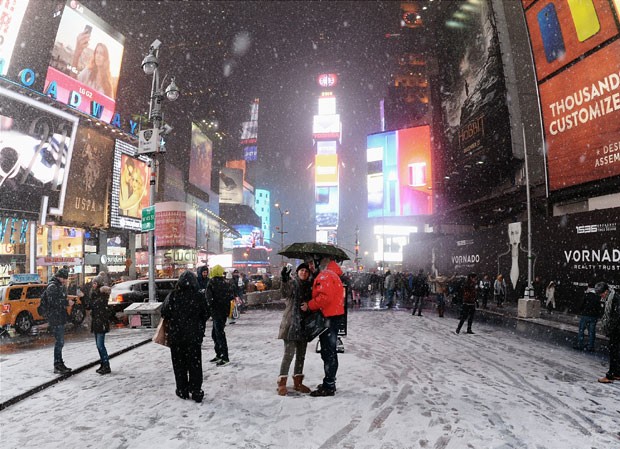 Visitantes aproveitam a neve na Broadway, em foto de 2 de janeiro.  (Foto: AFP Photo/Don Emmert)