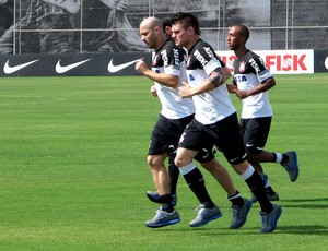 Jogadores do Corinthians correm no gramado (Foto: Rodrigo Faber)