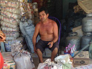 Além de produzir farinha, Raimundo Nonato agora é comerciante (Foto: Clarissa Carramilo/G1)