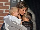 Gisele Bündchen carrega os filhos fofíssimos no colo