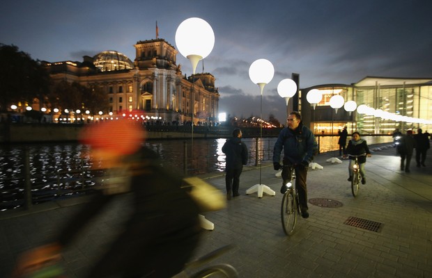 Artistas iluminam Berlim com fila de balões, que segue o contorno do antigo Muro de Berlim (Foto: Getty Images)