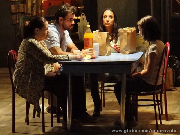 Ninho se irrita com Paulinha e a deixa sem comida (Foto: Amor à Vida/ TV Globo)
