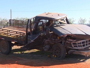 Caminhonete foi atingida por carro em rodovia que liga Mogi Mirim a Limeira, SP (Foto: Reprodução / EPTV)